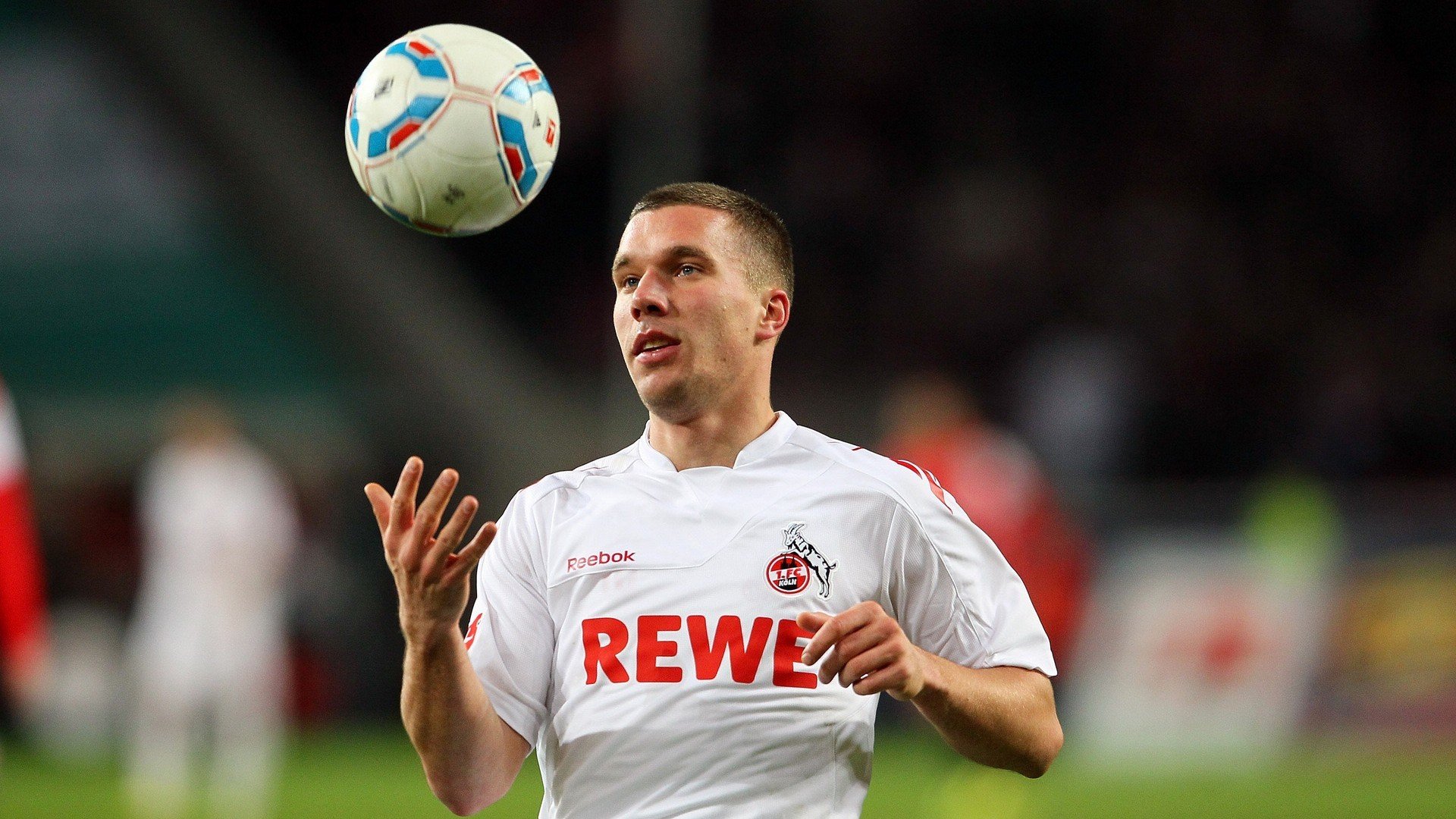 凯恩回归赛场，惊险取胜首场状态亮眼，公牛观众沸腾！