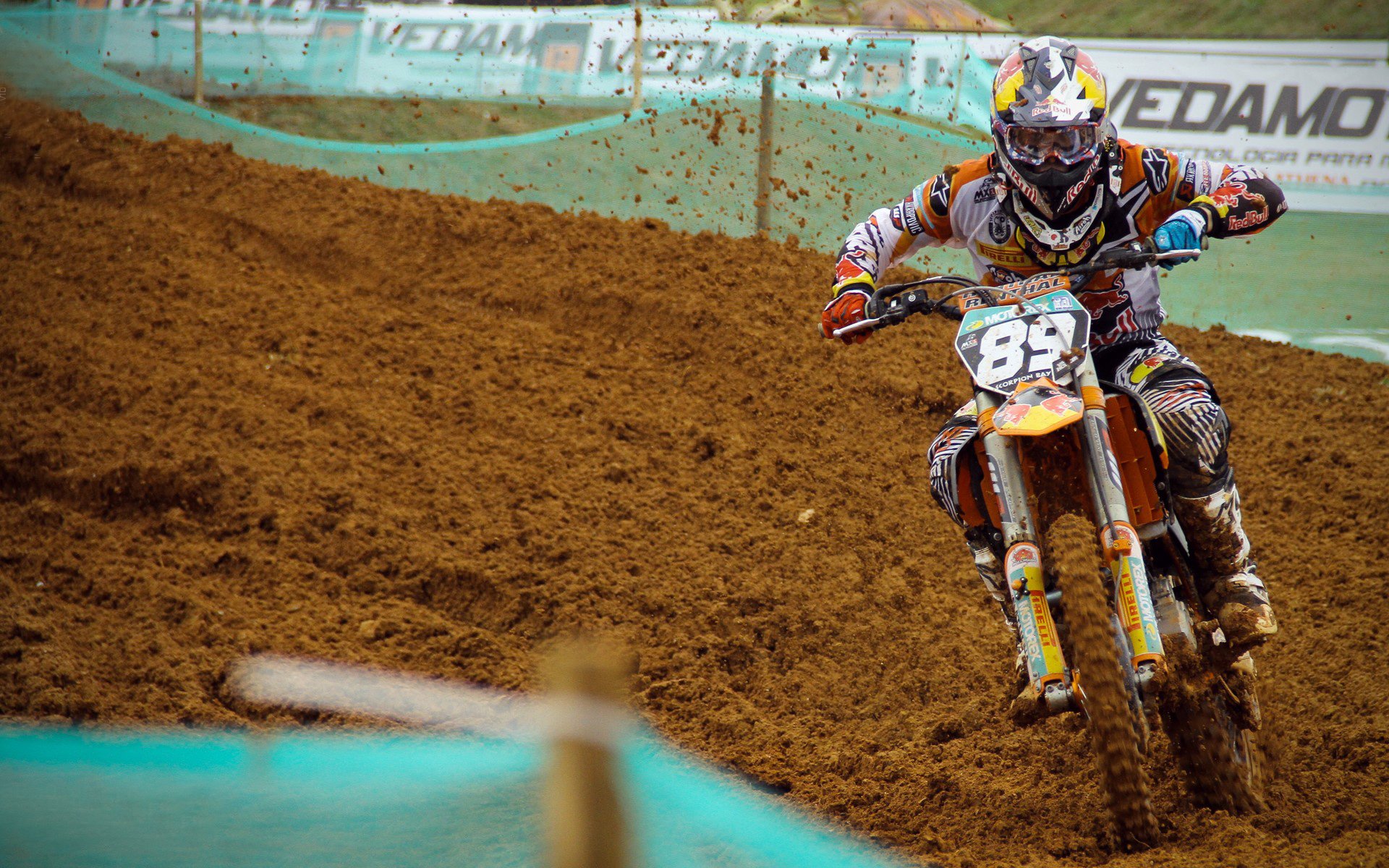 凯恩回归赛场，惊险取胜首场状态亮眼，公牛观众沸腾！